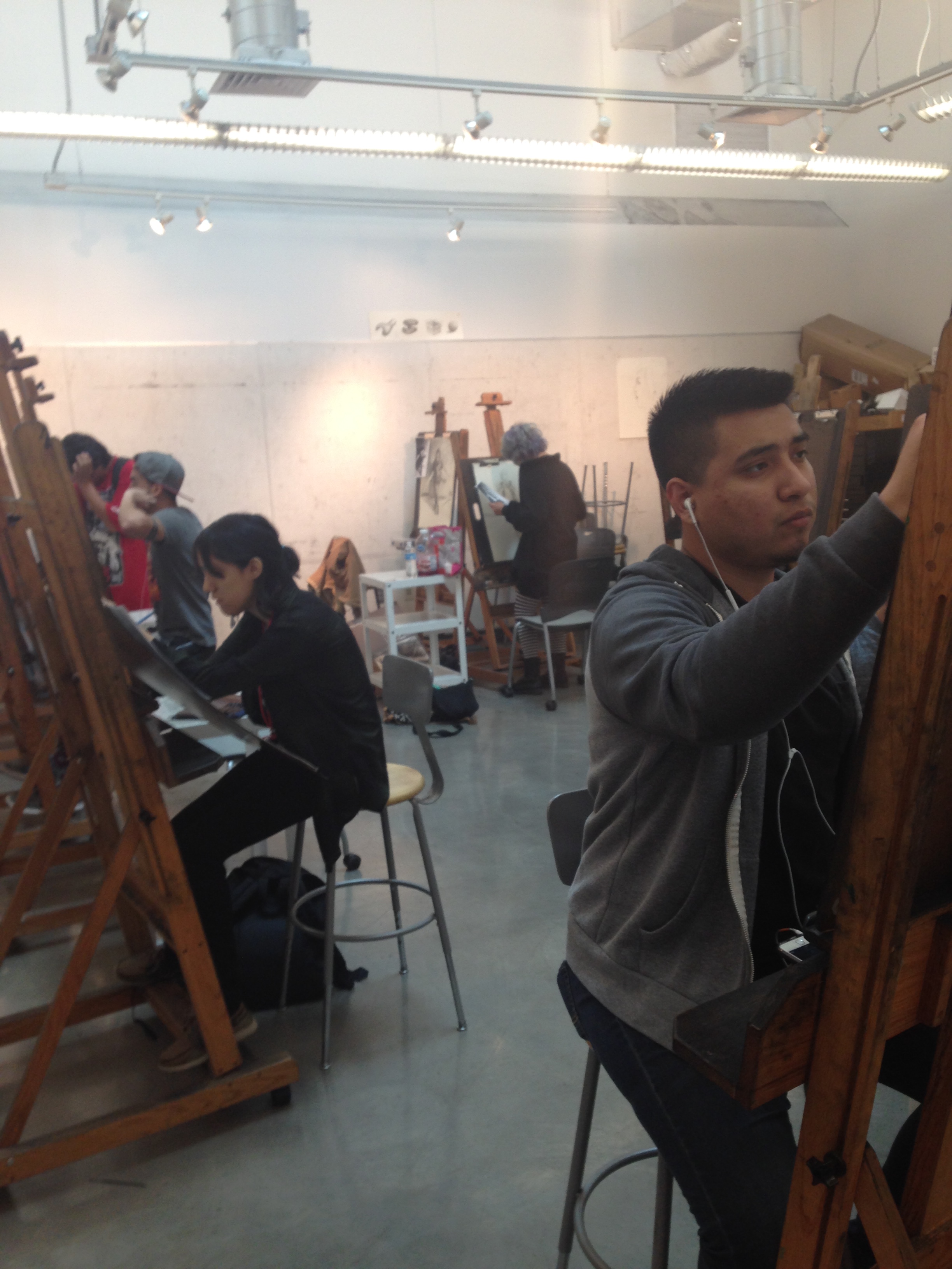 Photo of students working on illustrations in painting lab.
